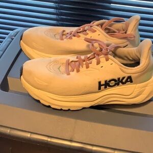 Hoka ARAHI 8 Rose Cream / Alabaster Athletic Shoes